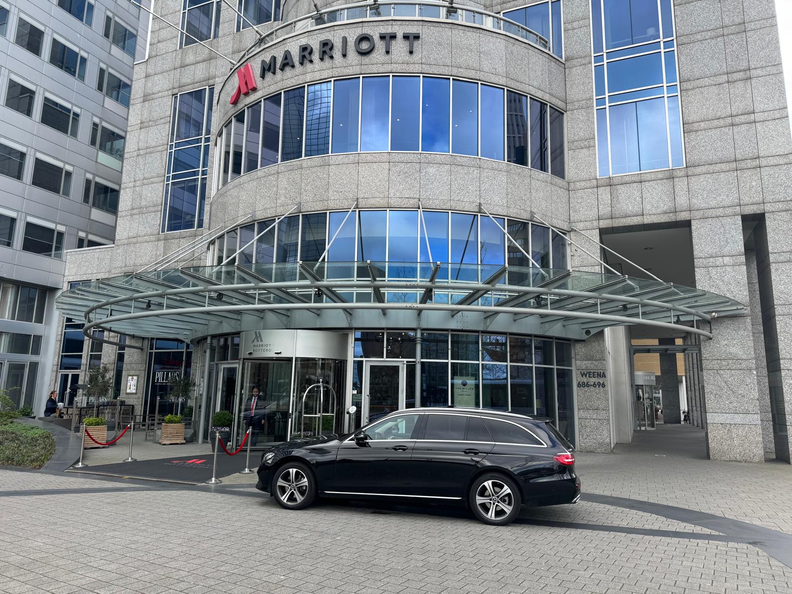 Taxi-Privé als directievervoer voor de entree van het Marriott hotel